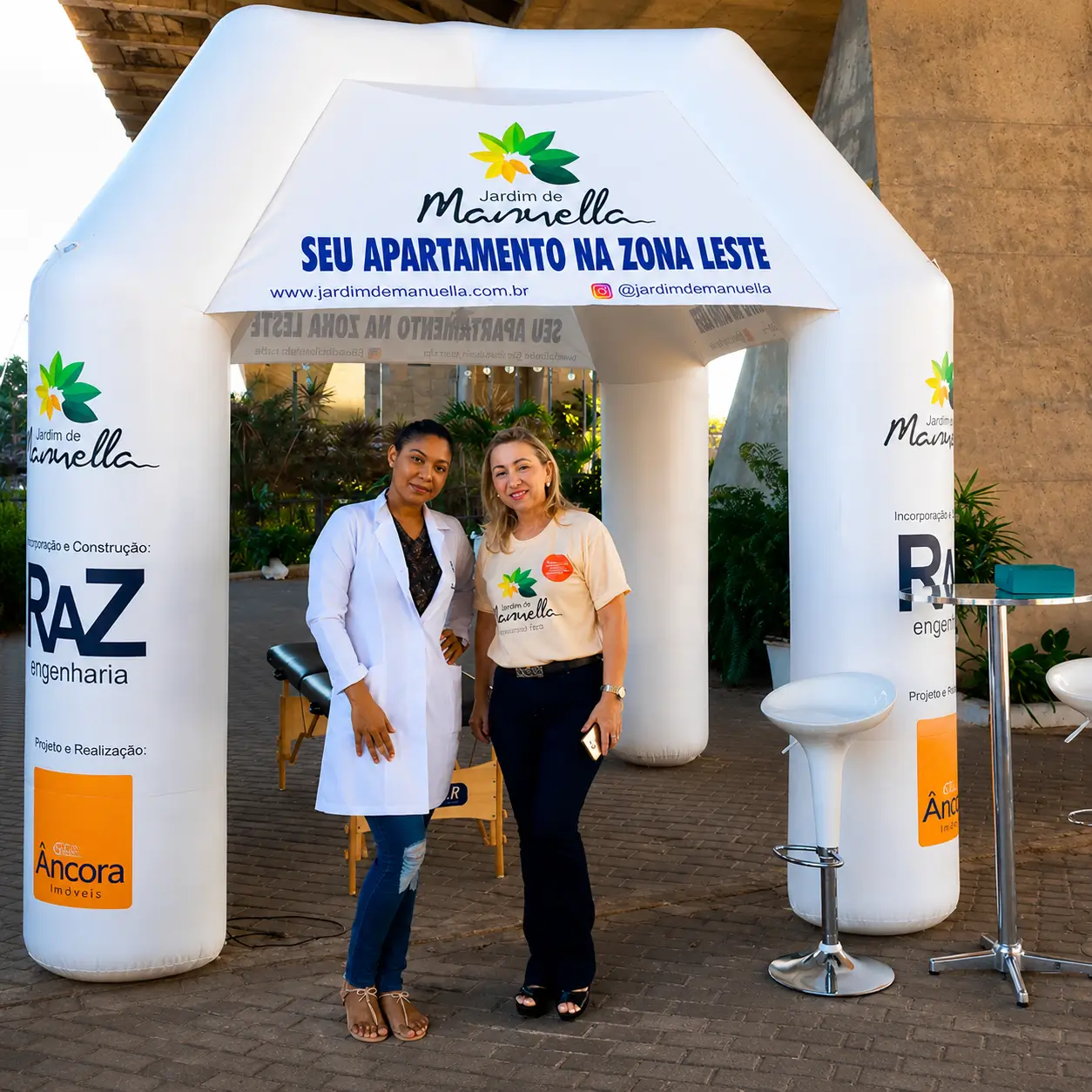 Tenda inflável personalizada para divulgação de empreendimento imobiliário e atendimento ao público.