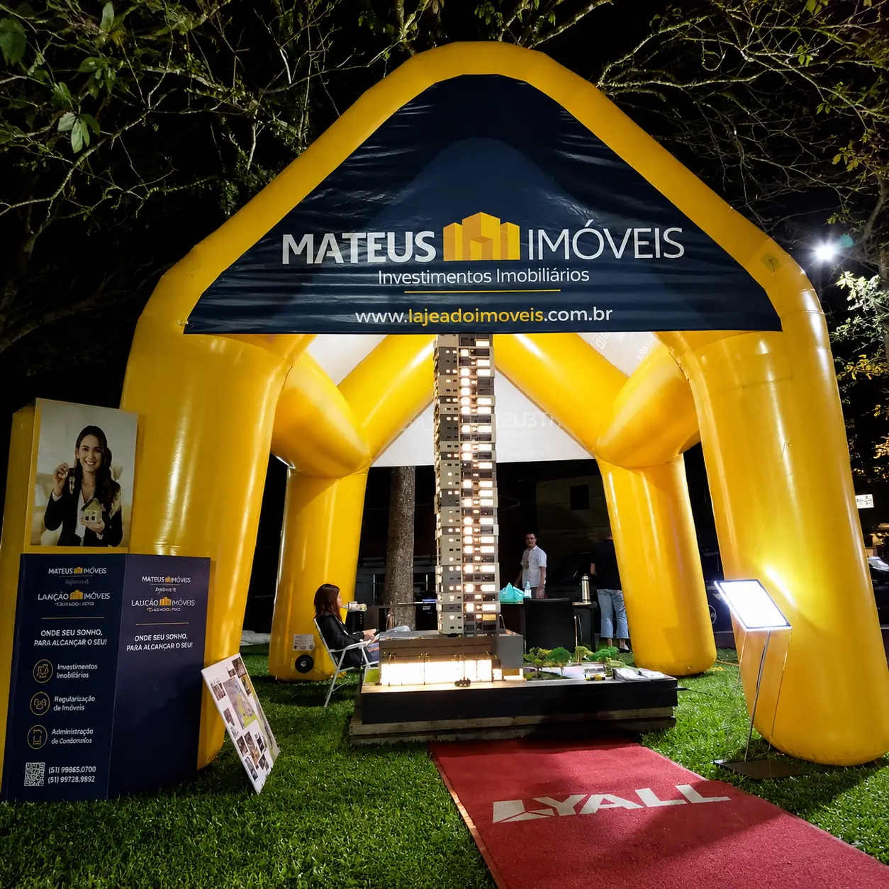 Tenda inflável iluminada utilizada em lançamento de empreendimento imobiliário.