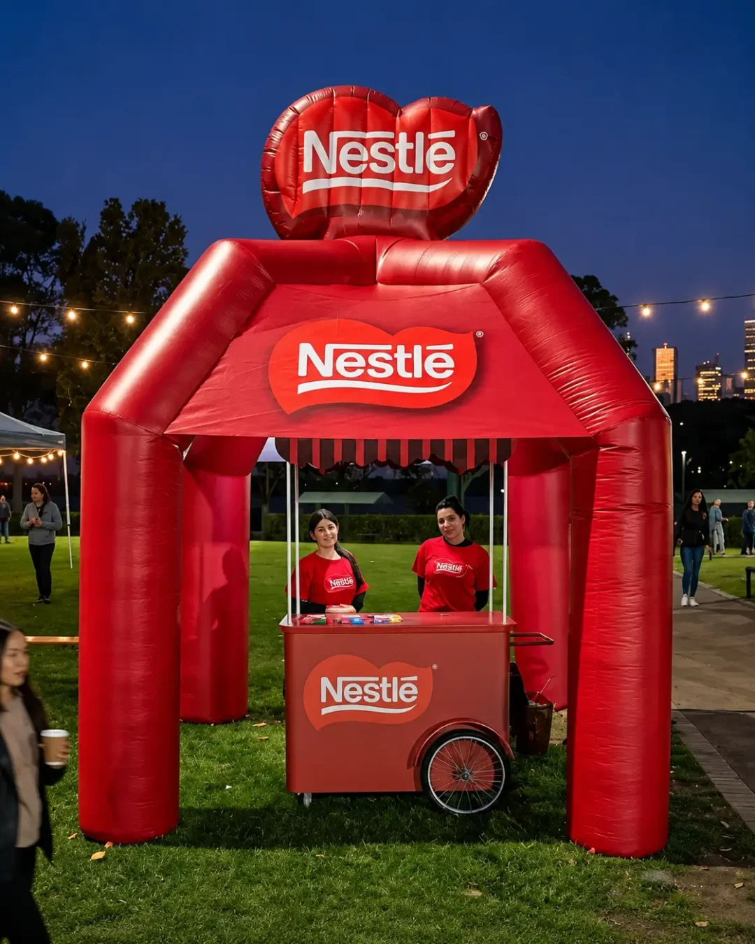 Tenda inflável personalizada Nestlé para alimentação em ativação de marca em evento ao entardecer