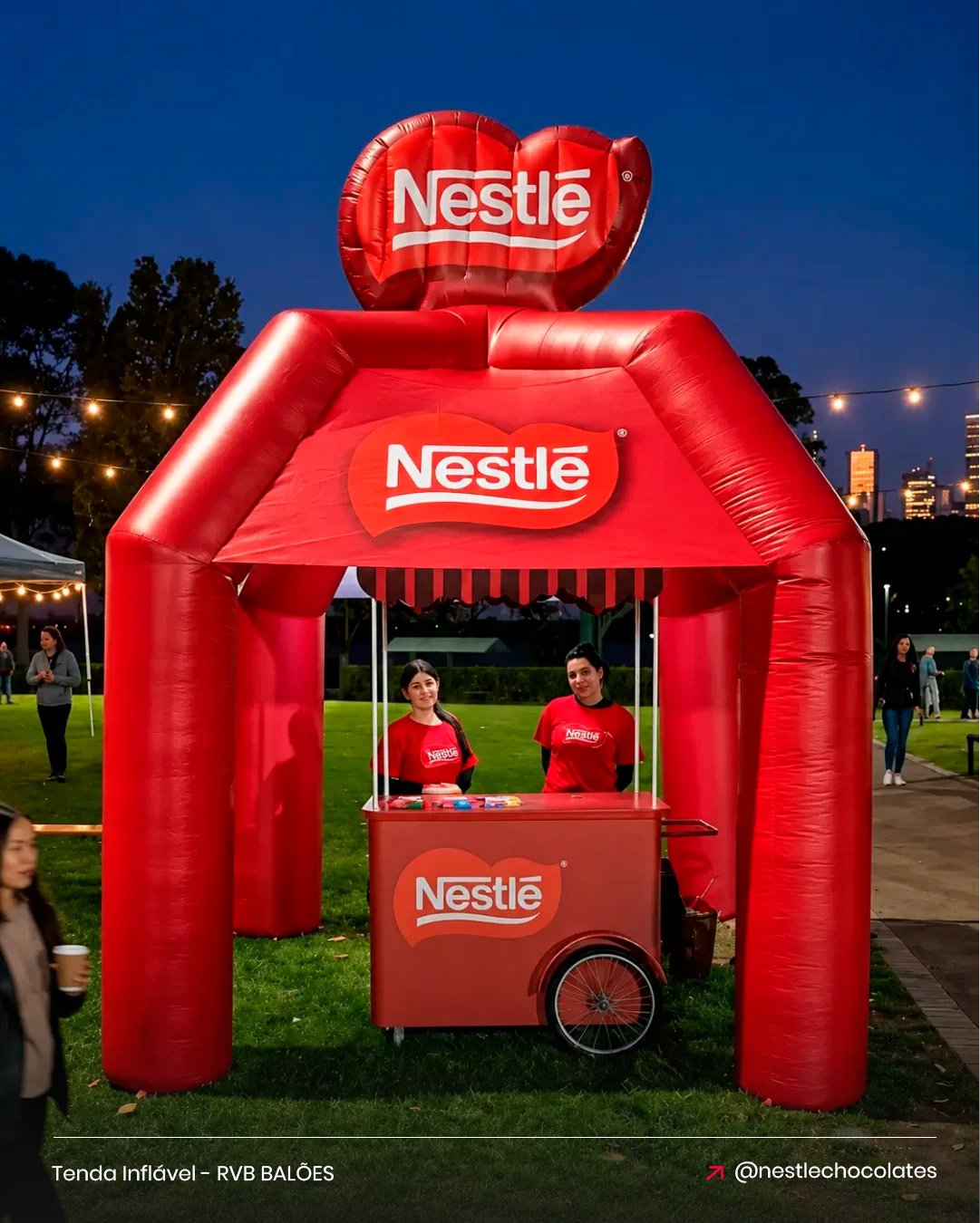 Tenda inflável Nestlé Chocolates para alimentação em ativação de marca em evento no parque ao entardecer