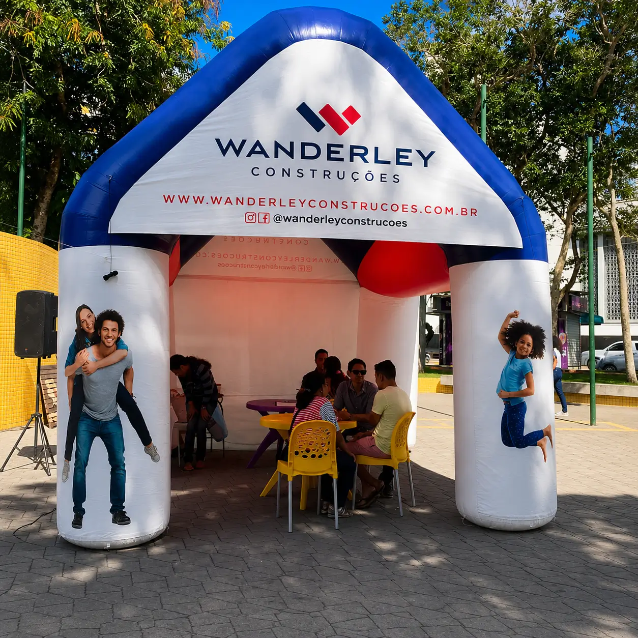 Tenda inflável personalizada utilizada em ação promocional de construtora e imobiliária.