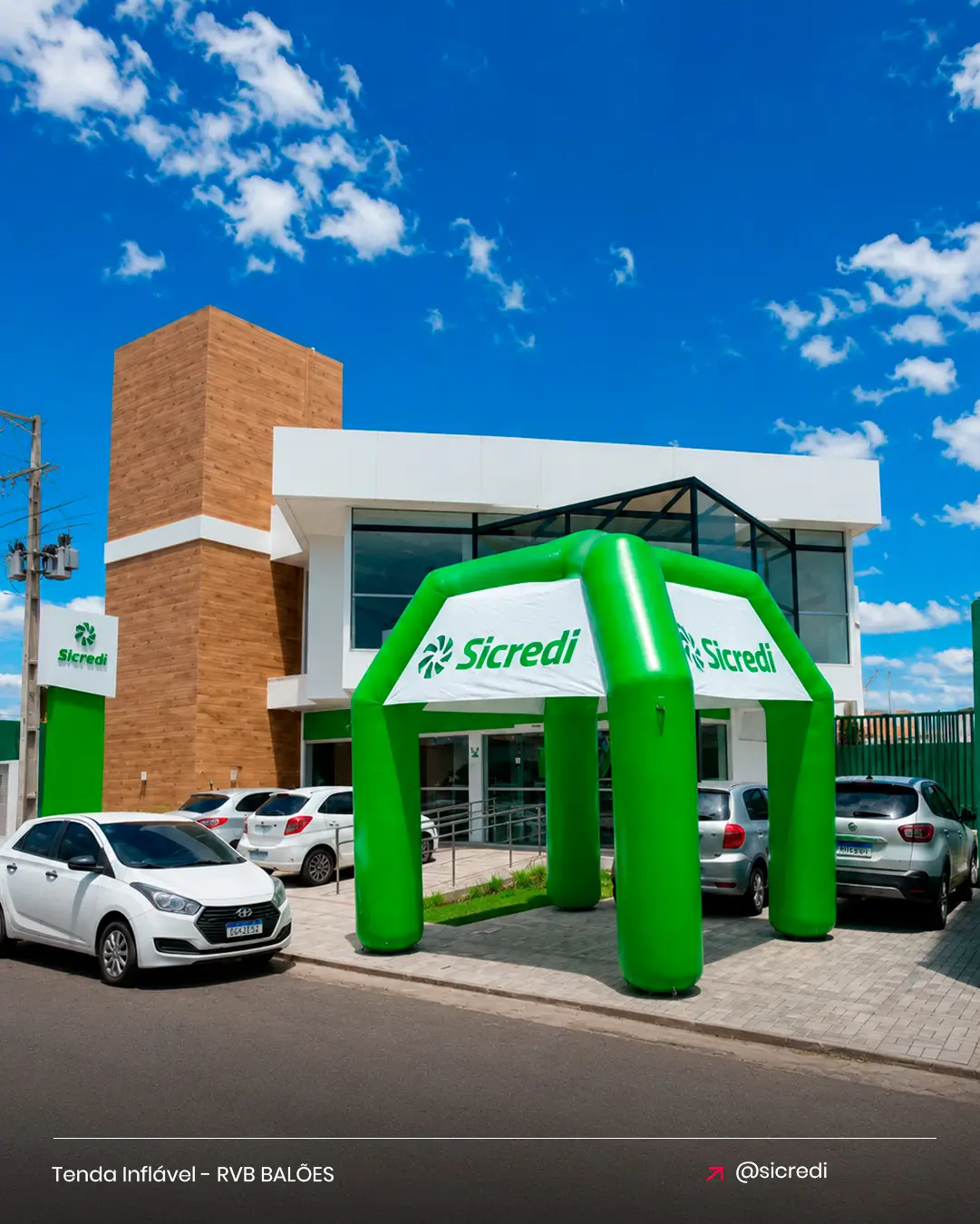 Tenda inflável Sicredi para cooperativa de crédito em ação de marketing na fachada da agência