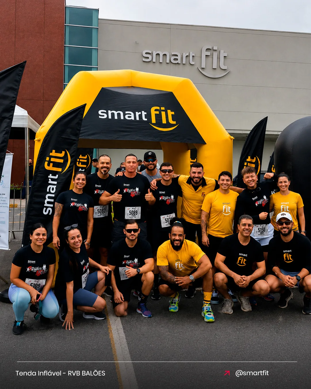 Tenda inflável Smart Fit para academia em evento de corrida na frente da unidade da rede