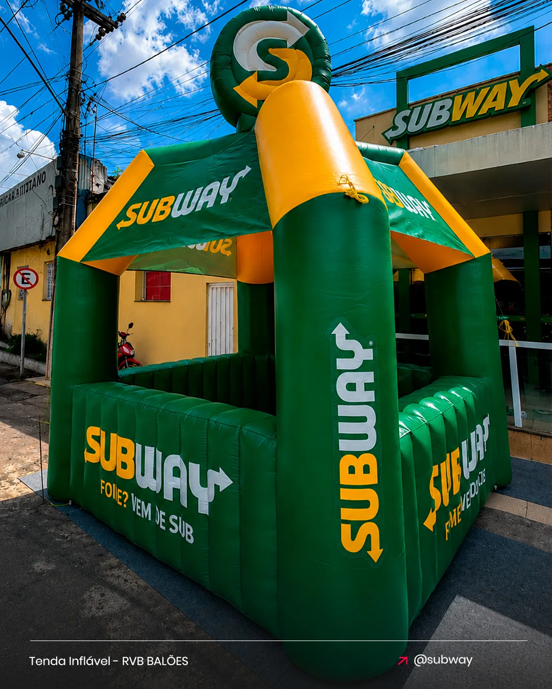 Tenda inflável Subway para rede de fast food em ação de PDV na fachada da loja
