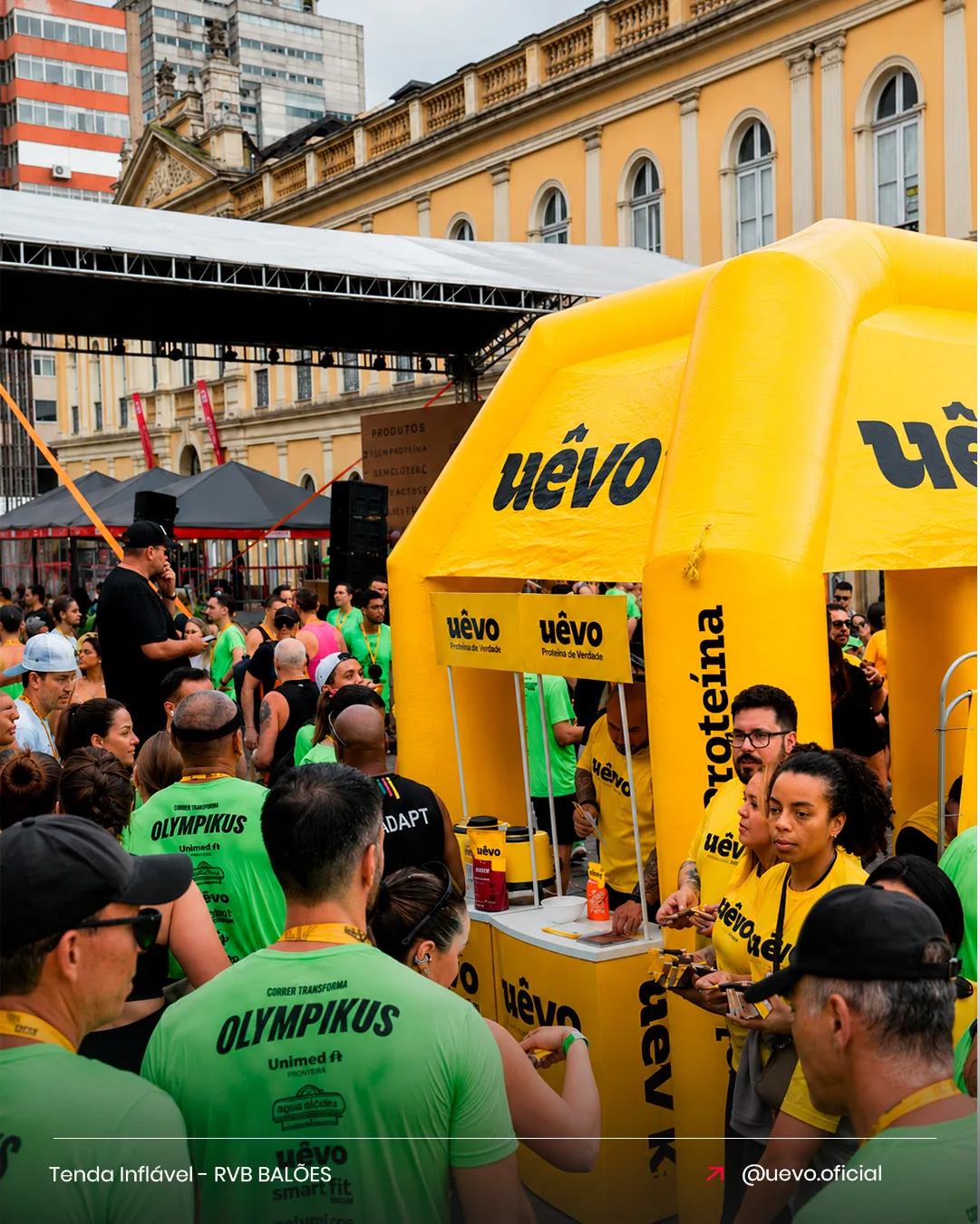 Tenda inflável uêvo para suplemento de proteína em ação de degustação na corrida de rua