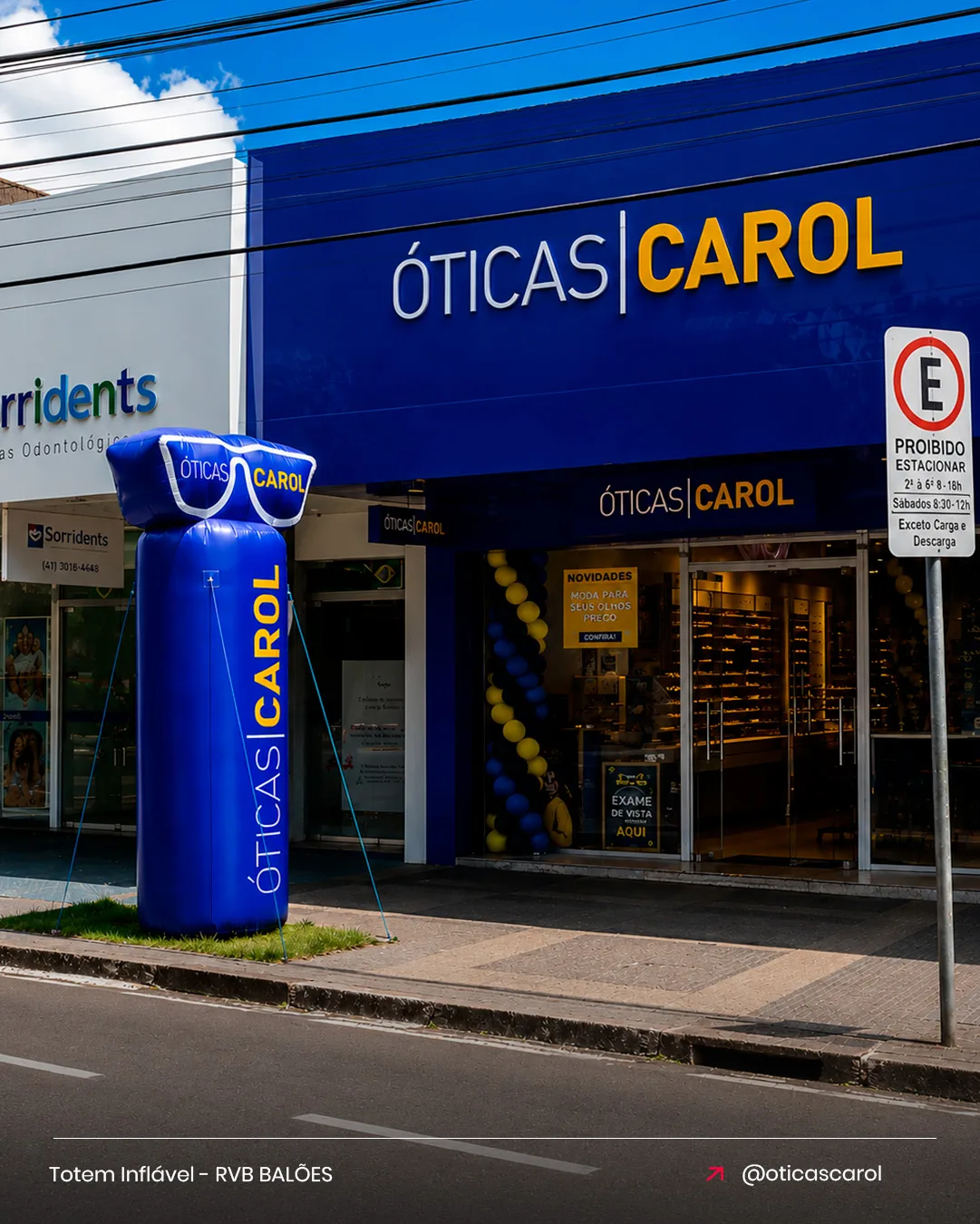 Totem inflável Óticas Carol para varejo óptico em destaque na calçada em frente à loja