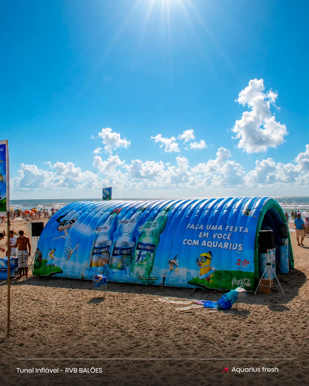 Túnel inflável Aquarius Fresh da Coca-Cola para bebidas em ativação na praia durante o verão
