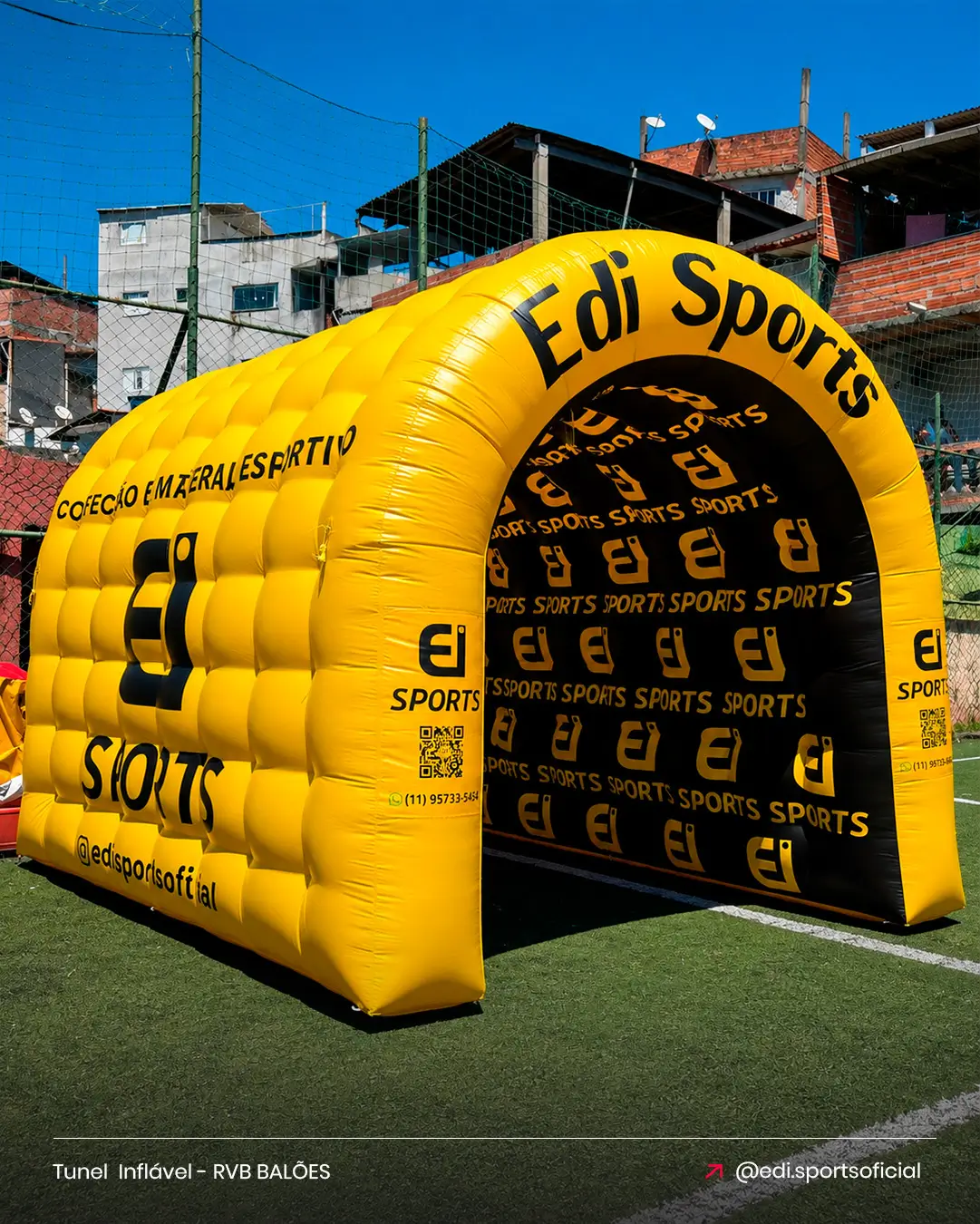 Túnel inflável Edi Sports amarelo para evento esportivo na entrada do campo de futebol