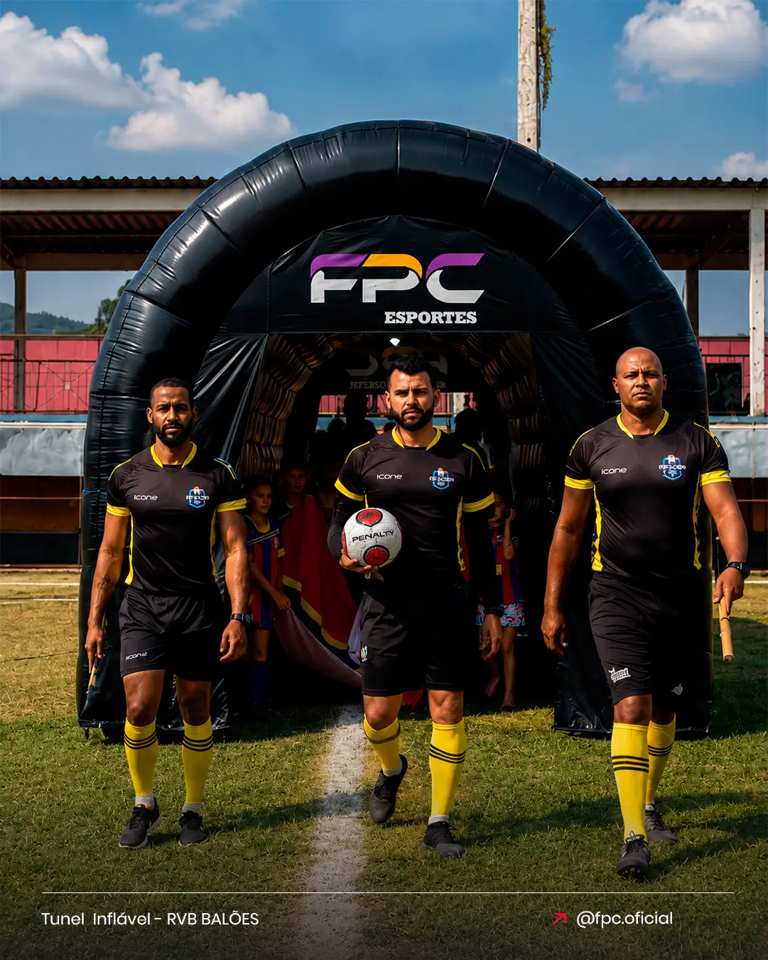 Túnel inflável FPC Esportes para evento esportivo na entrada dos atletas em campo de futebol