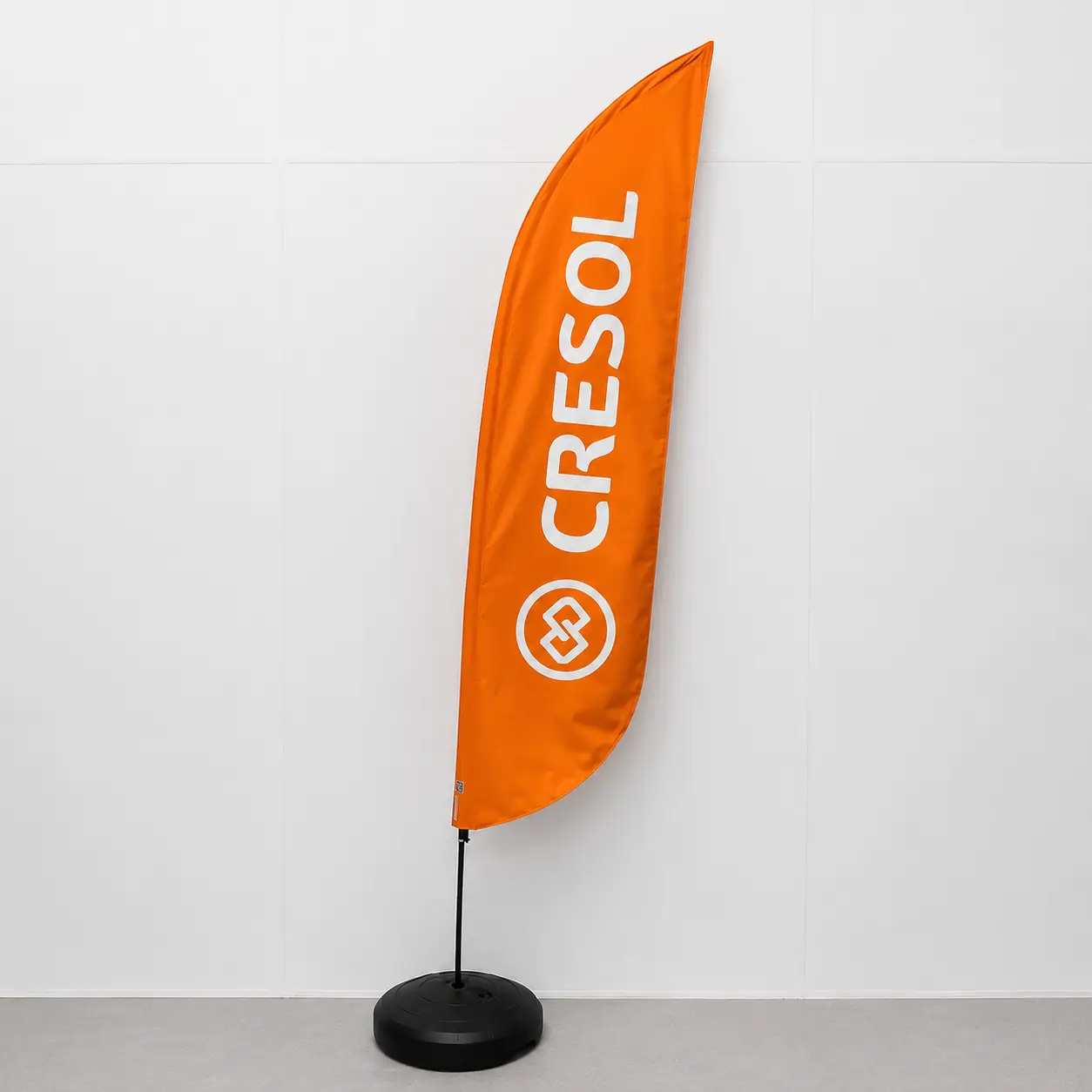 Wind Flag Banner Cresol Laranja — Sinalização Vertical em Agência | GoBanners Wind Flag Banner personalizado Cresol laranja com logotipo branco para sinalização vertical em agência cooperativa, fornecido pela GoBanners parceira RVB Balões