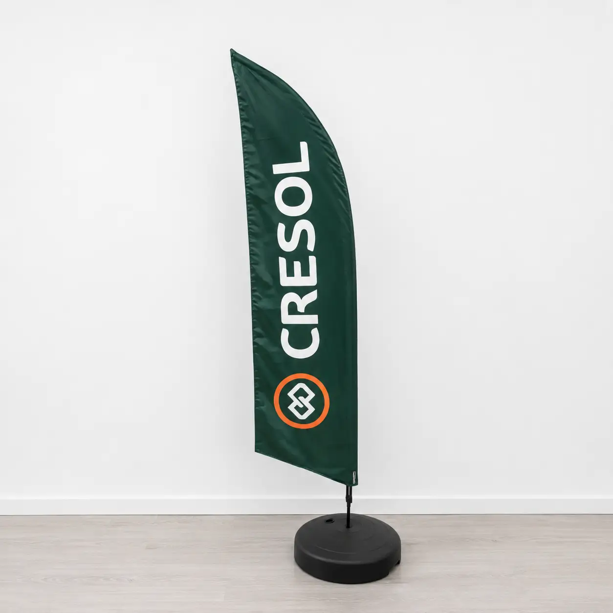 Wind Flag Banner Cresol Verde — Sinalização Vertical em Agência | GoBanners Wind Flag Banner personalizado Cresol verde com logotipo e símbolo laranja para sinalização vertical em agência cooperativa, fornecido pela GoBanners parceira RVB Balões