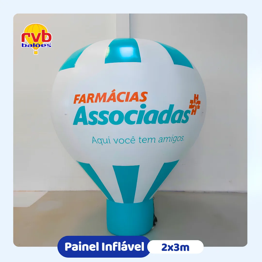 Balão rooftop inflável da Farmácias Associadas utilizado para aumentar a visibilidade da marca na fachada da farmácia.