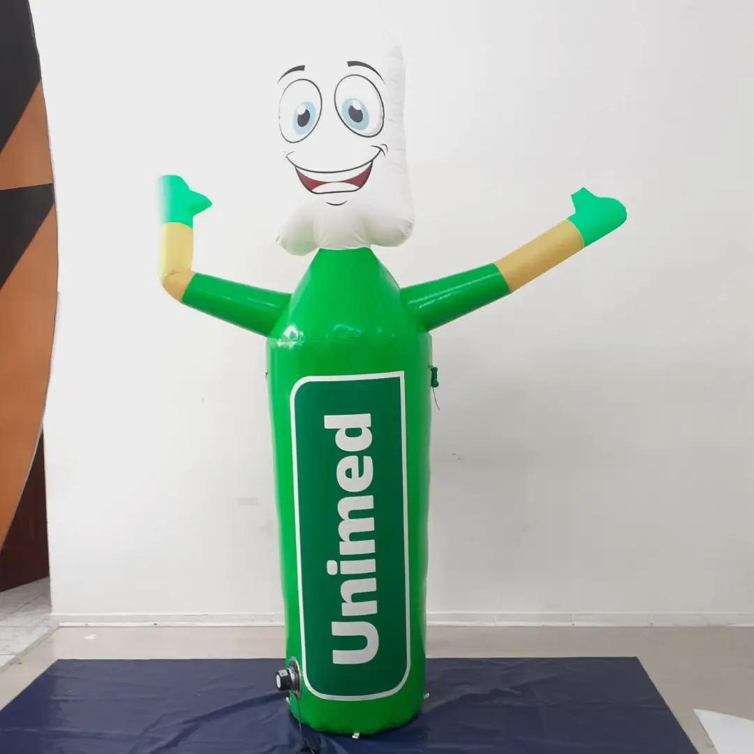 Boneco inflável interativo personalizado produzido pela GoBanners para a Unimed, utilizado para atrair visitantes e gerar interação em eventos promocionais.
