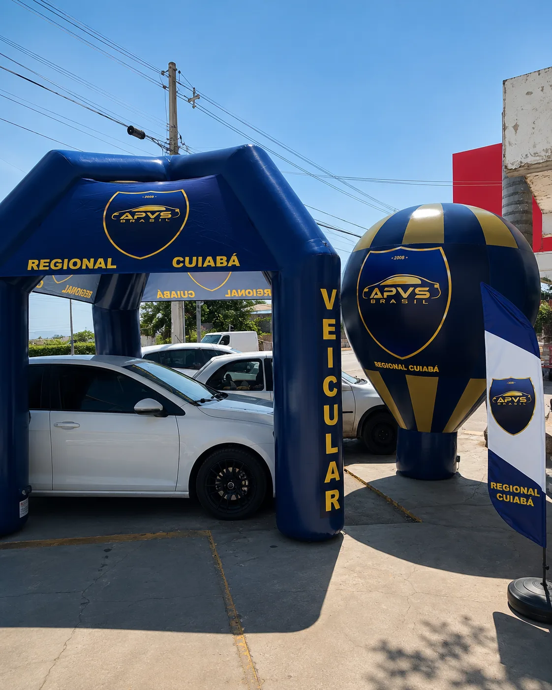 Kit inflável da APVS composto por tenda inflável e balão inflável personalizados para divulgação da marca em eventos e ações promocionais.