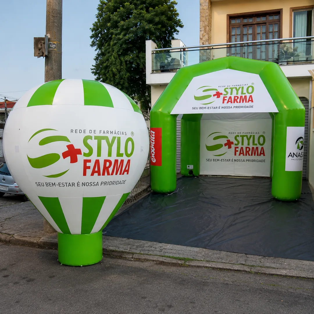 Kit inflável da Stylo Farma com tenda inflável personalizada e balão rooftop para divulgação da farmácia e campanhas promocionais.
