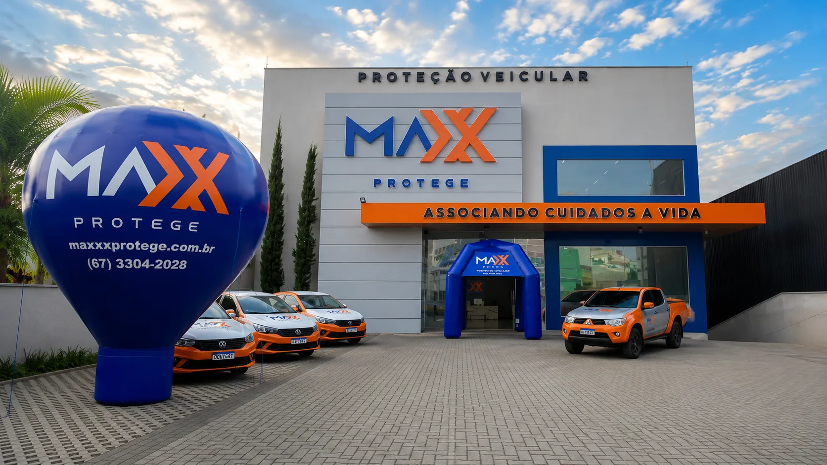 Fachada da MAXX Protege com kit inflável formado por balão inflável e tenda inflável personalizados, ampliando a visibilidade da empresa de proteção veicular.