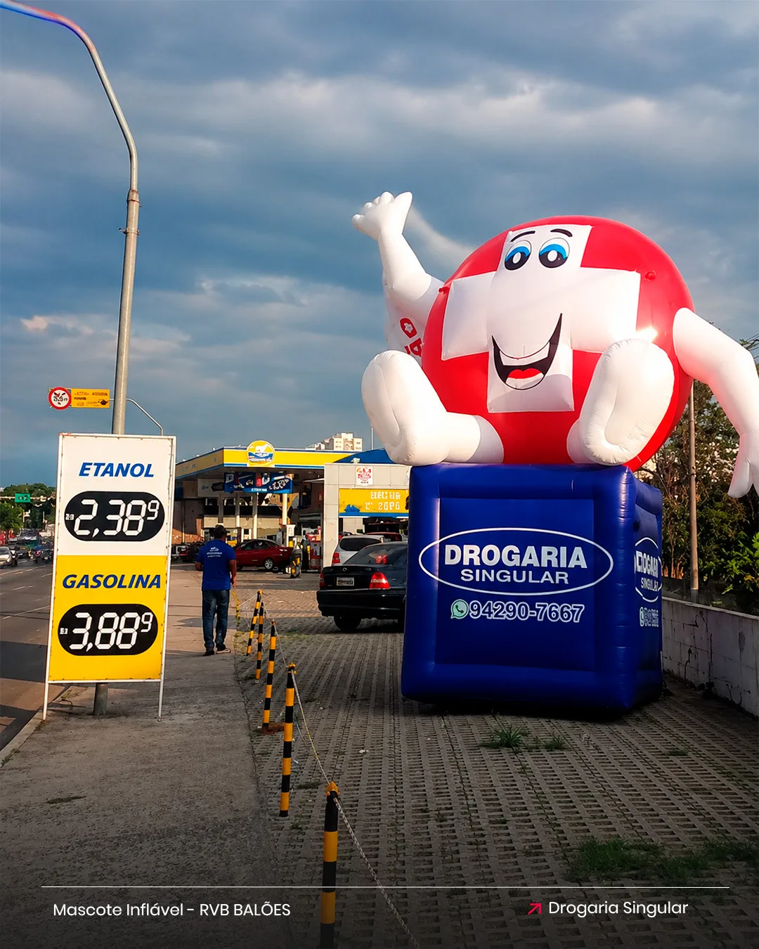 Mascote inflável personalizado instalado na fachada da Drogaria Singular para aumentar a visibilidade da farmácia.