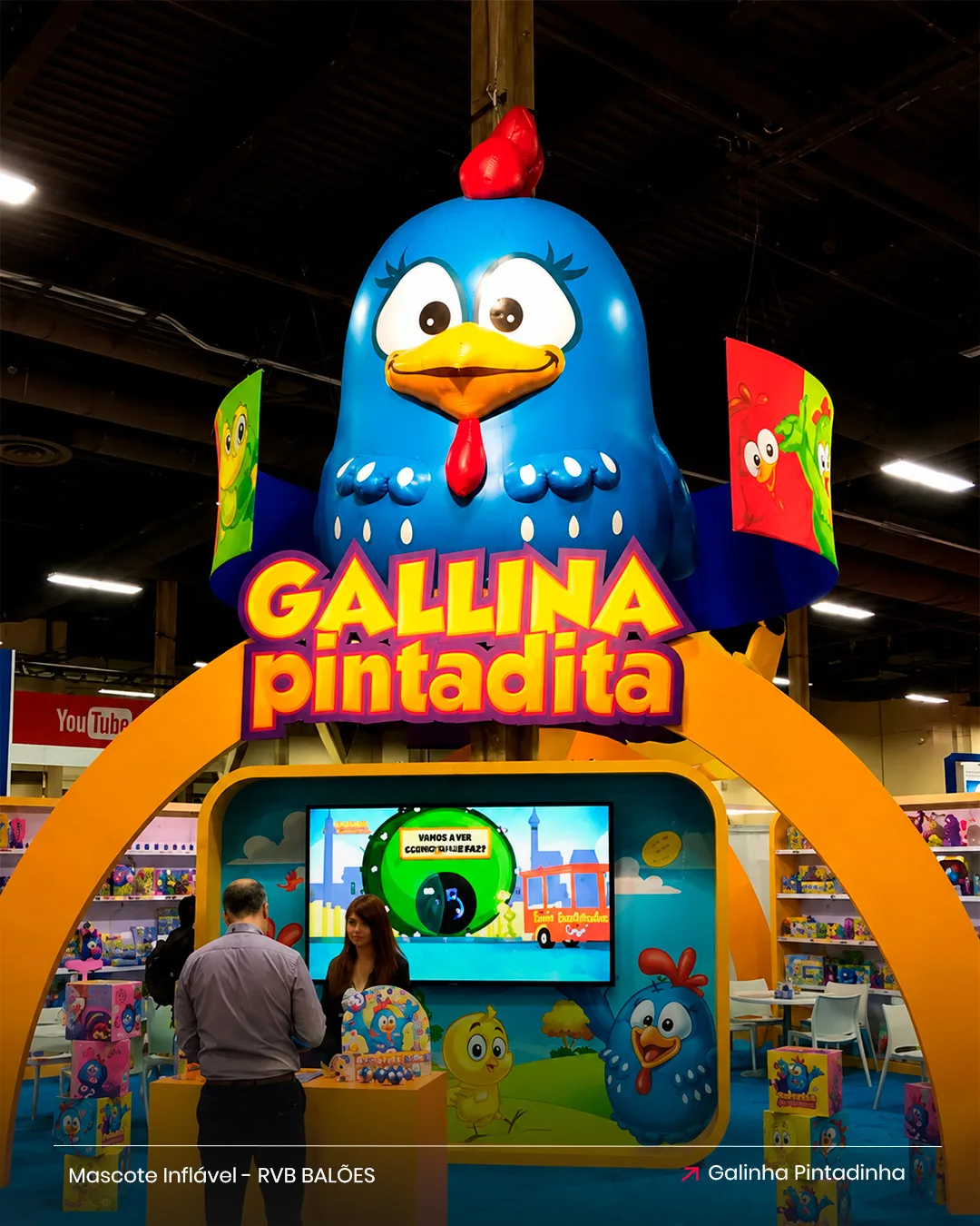 Mascote inflável Galinha Pintadinha em feira de brinquedos