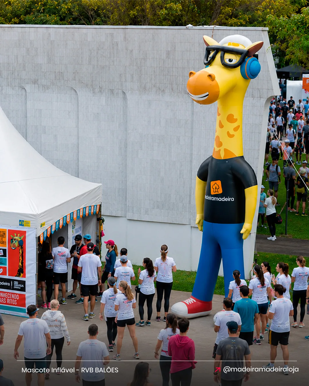 Mascote inflável gigante da MadeiraMadeira instalado em evento esportivo para fortalecer a presença da marca e atrair participantes.