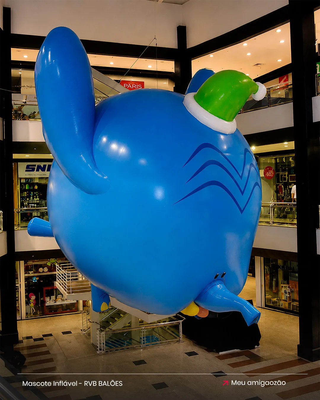 Mascote inflável gigante do personagem Meu Amigãozão instalado em shopping center para ação promocional e entretenimento.