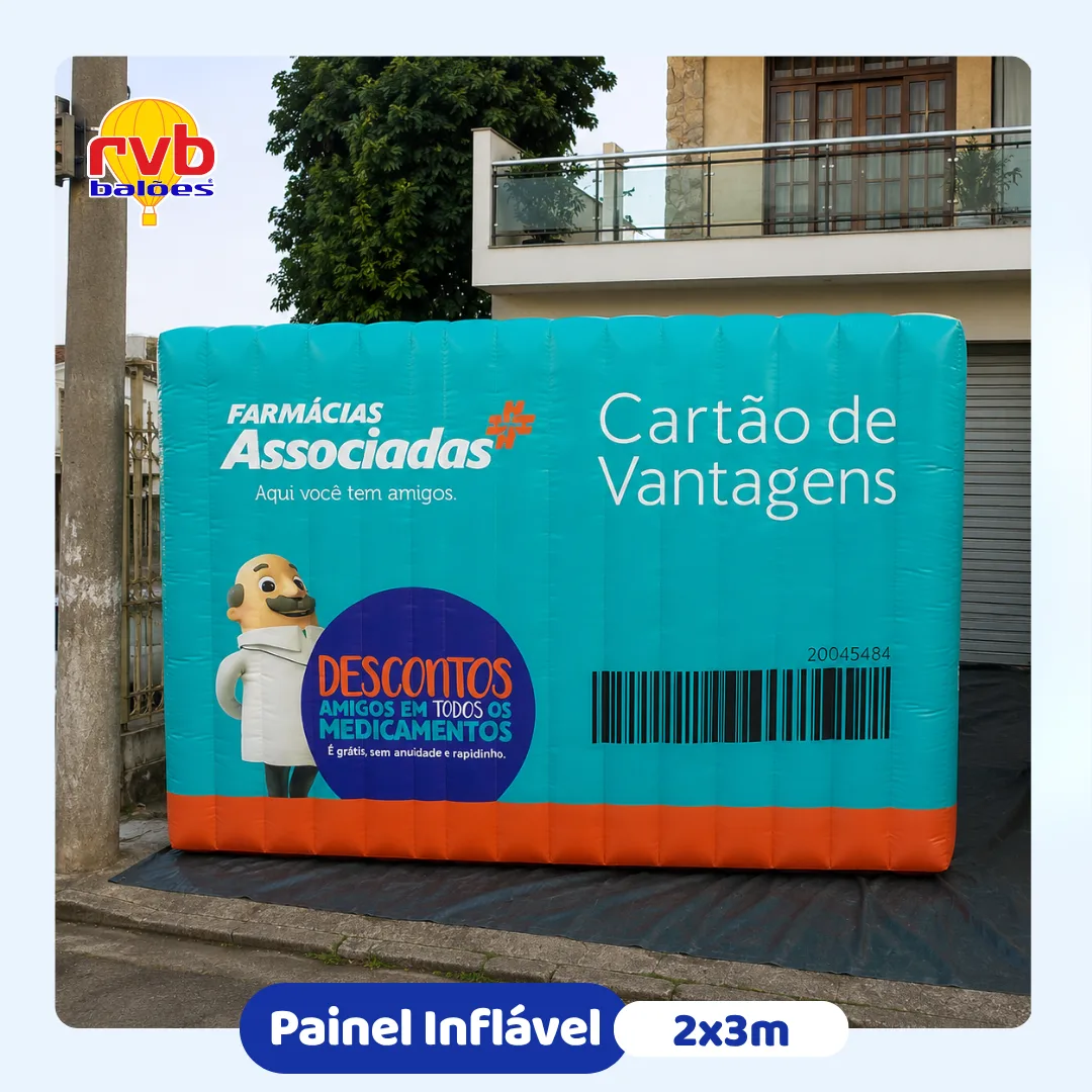 Painel inflável personalizado da Farmácias Associadas para divulgação de campanhas promocionais e comunicação visual no ponto de venda.