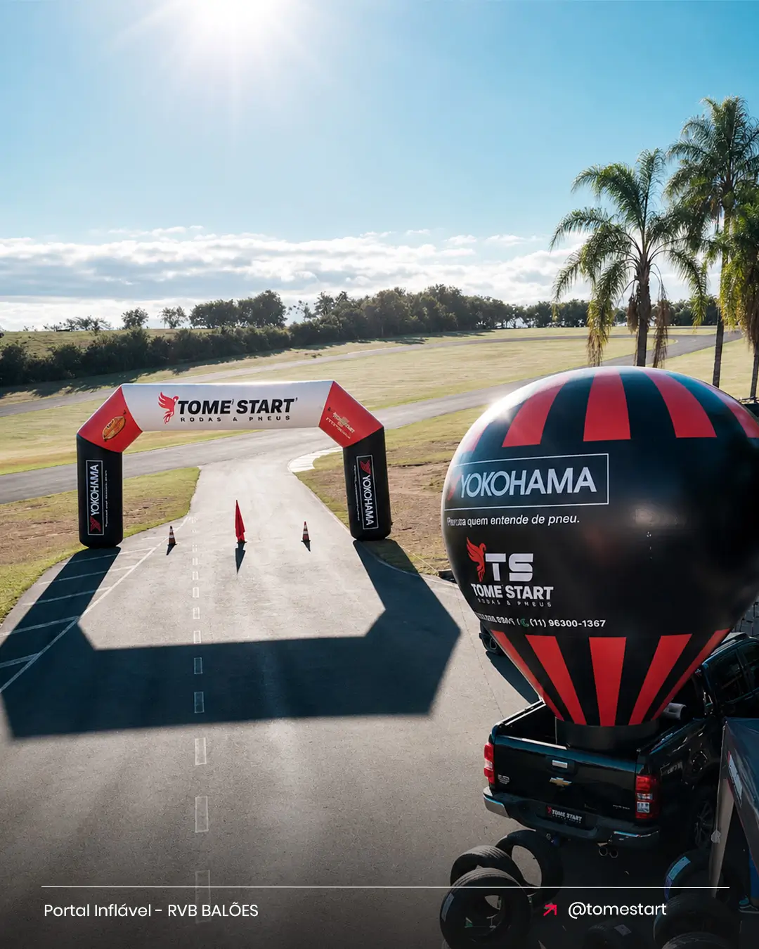 Portal inflável e balão inflável personalizados utilizados no Tomé Fest para destacar a entrada do evento e fortalecer a identidade visual da marca.