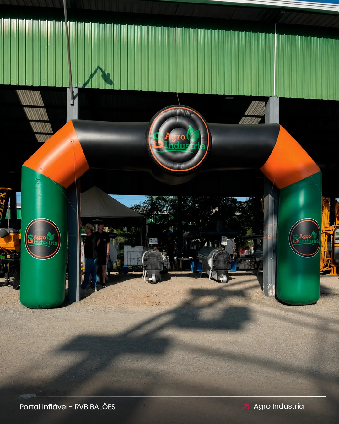 Portal inflável personalizado da Agro Indústria instalado na entrada de feira agropecuária.