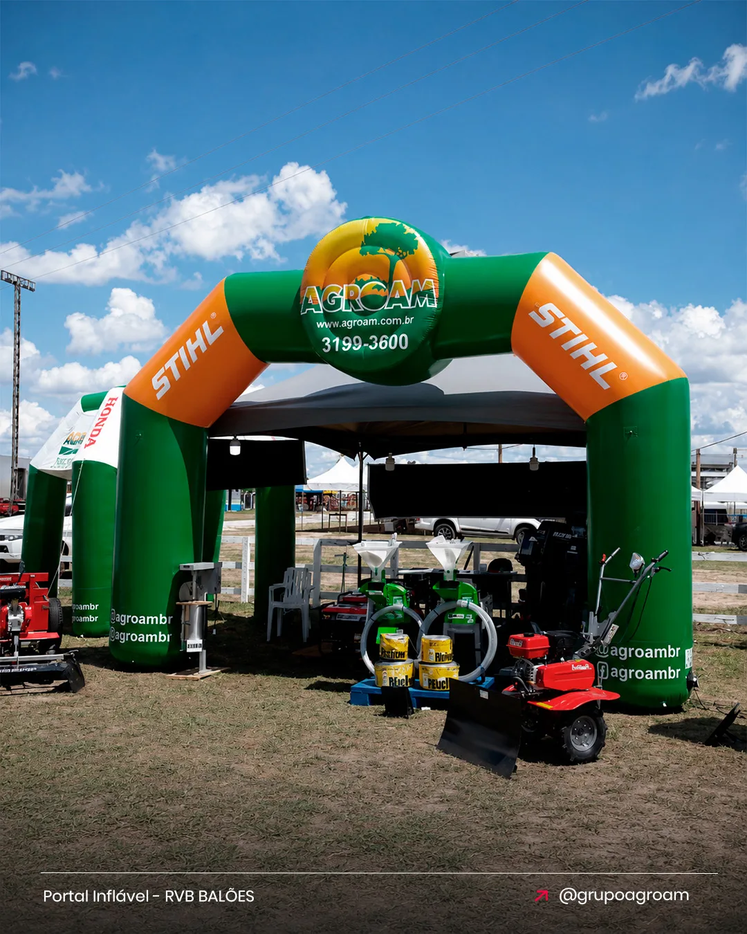 Portal inflável personalizado da Agroam e STIHL utilizado em feira agrícola e exposição de máquinas.