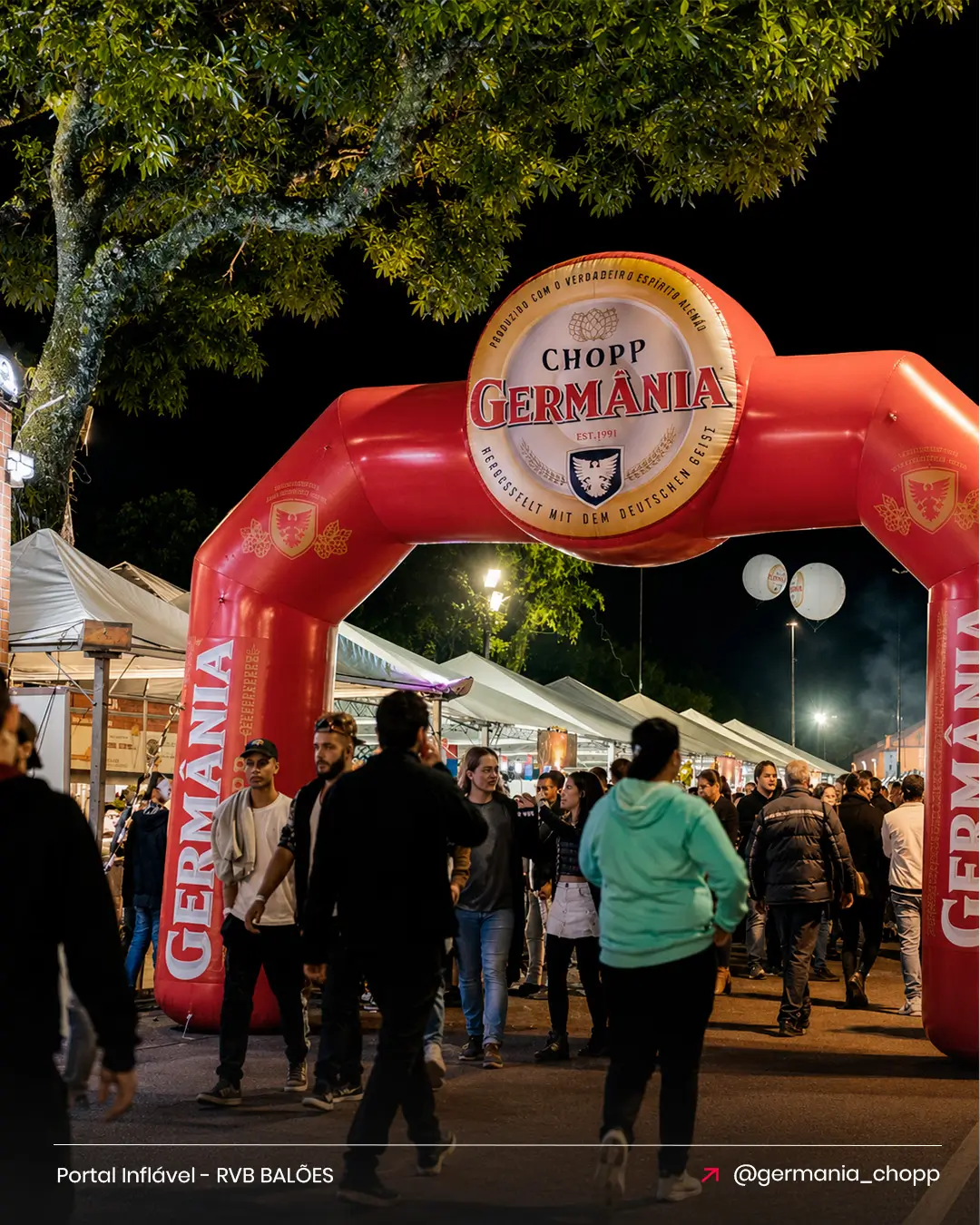 Portal inflável personalizado da Chopp Germania instalado na entrada de um evento noturno, destacando a marca e recepcionando os participantes.