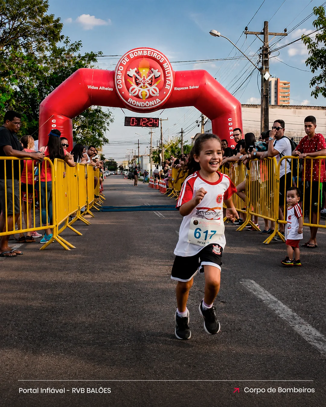 Portal inflável personalizado do Corpo de Bombeiros utilizado na largada e chegada de corrida de rua.