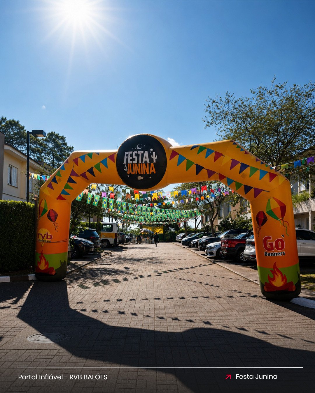 Portal inflável personalizado para Festa Junina instalado na entrada do evento, decorado com bandeirinhas temáticas e utilizado para recepcionar o público e destacar a identidade visual da celebração.