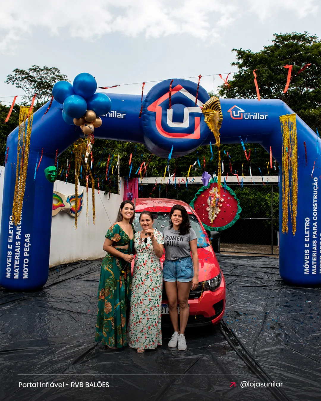 Portal inflável personalizado das Lojas Unilar utilizado em evento promocional da marca.