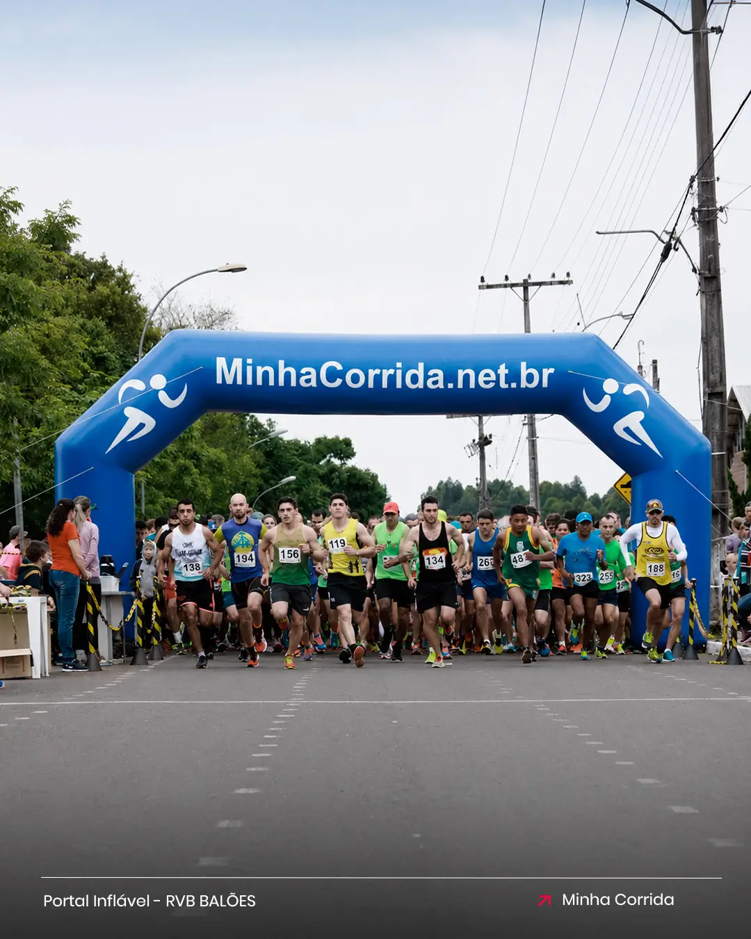 Portal inflável personalizado da Minha Corrida posicionado na largada de uma corrida de rua, organizando o percurso e aumentando a visibilidade da marca.