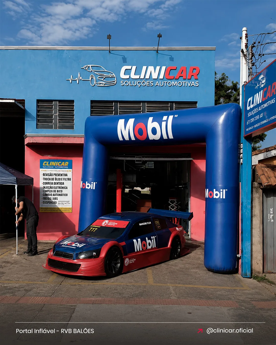 Portal inflável personalizado da Mobil utilizado em evento automotivo.