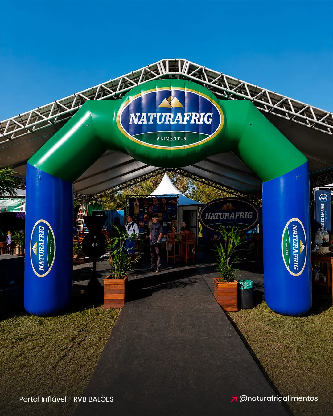 Portal inflável personalizado da Naturafrig instalado na entrada de estande em evento do setor alimentício.