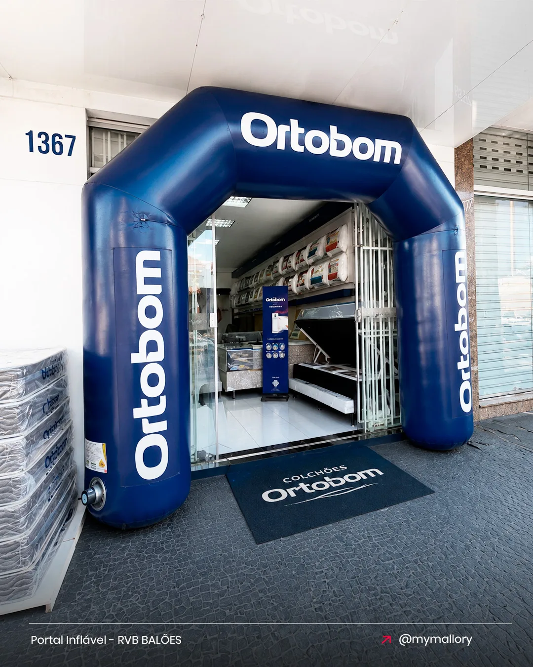 Portal inflável personalizado da Ortobom instalado na fachada da loja de colchões.
