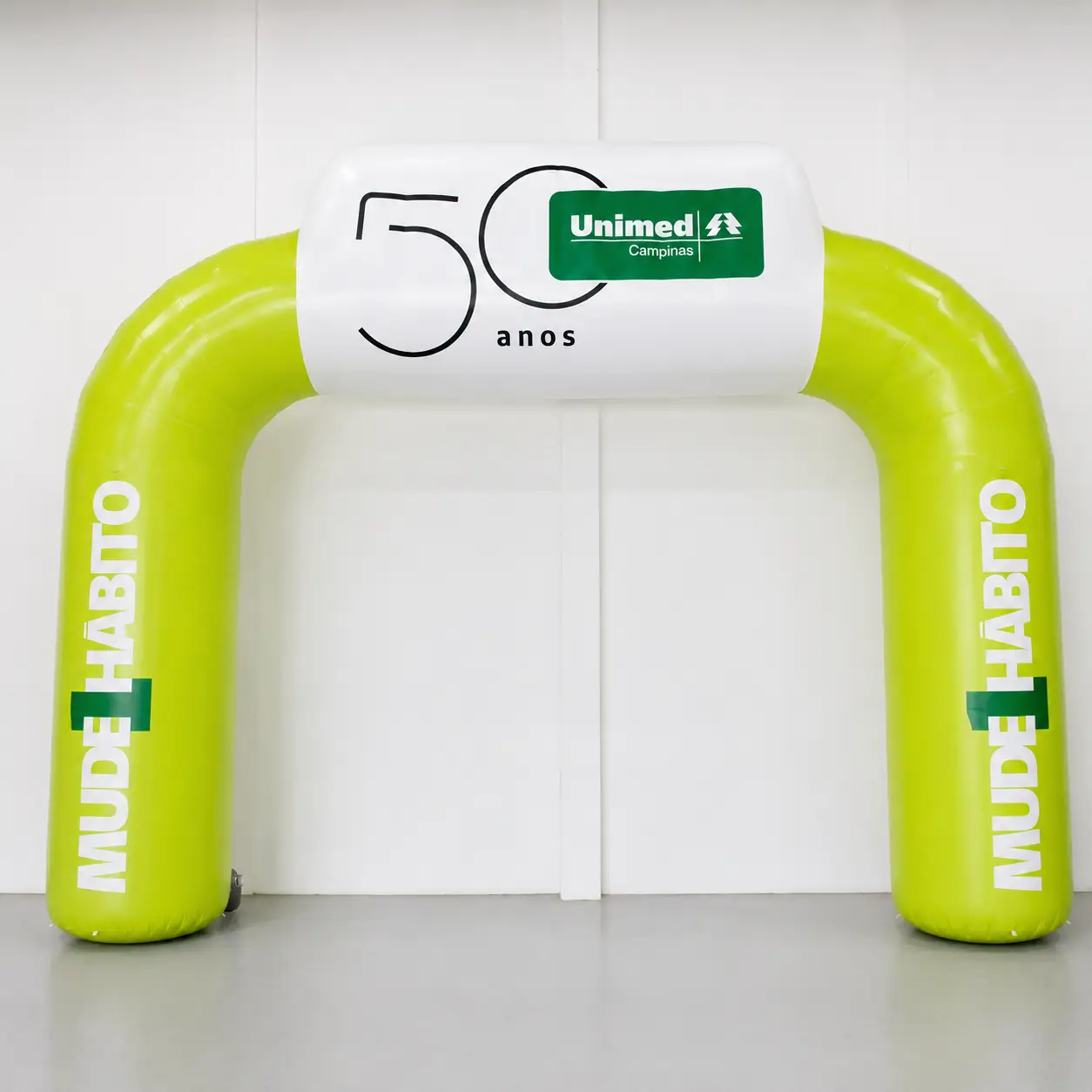 Portal inflável personalizado da Unimed Campinas comemorando os 50 anos da cooperativa médica, utilizado em evento institucional.