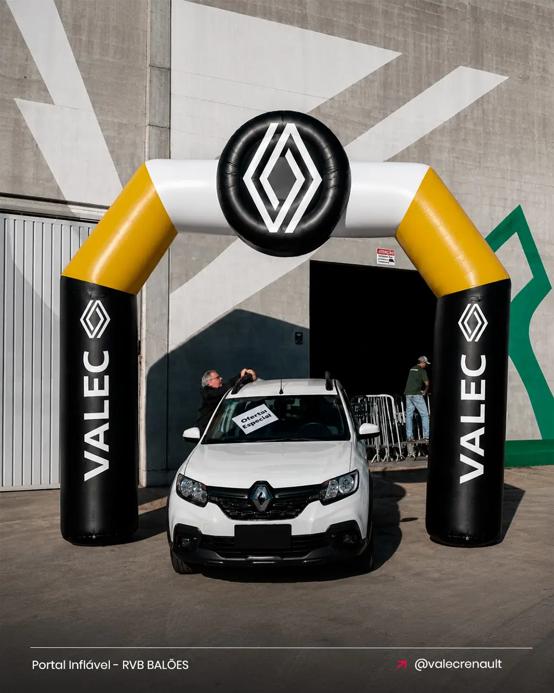 Portal inflável personalizado da Renault instalado na entrada da concessionária Vale Renault para destacar ações promocionais e lançamento de veículos.