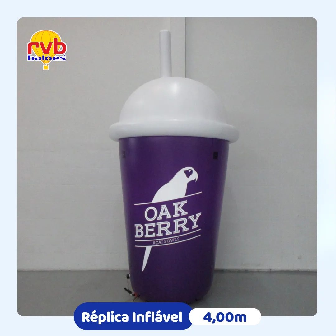 Réplica inflável de copo de açaí utilizada para divulgação em frente à loja.
