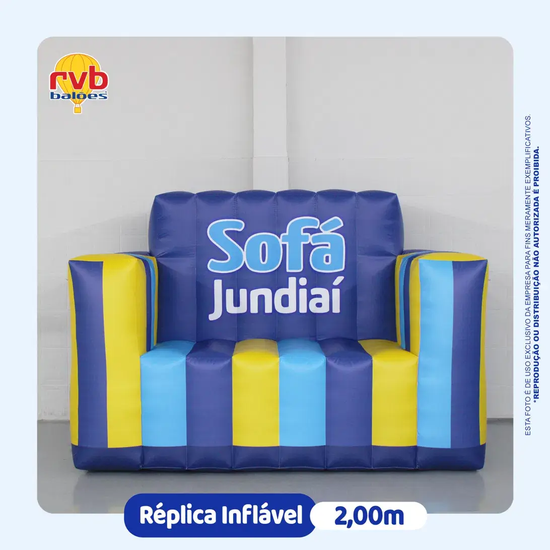 Réplica inflável personalizada em formato de sofá, de 2 metros, usada como atração visual em ação promocional