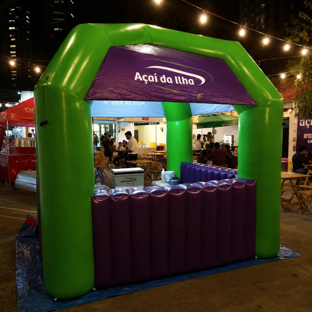 Tenda inflável personalizada utilizada como ponto de venda móvel de açaí em evento gastronômico.