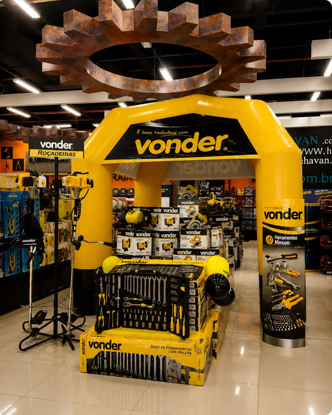 Tenda inflável personalizada da Vonder utilizada para destacar um ponto de venda dentro de loja de ferramentas, promovendo produtos e fortalecendo a presença da marca.
