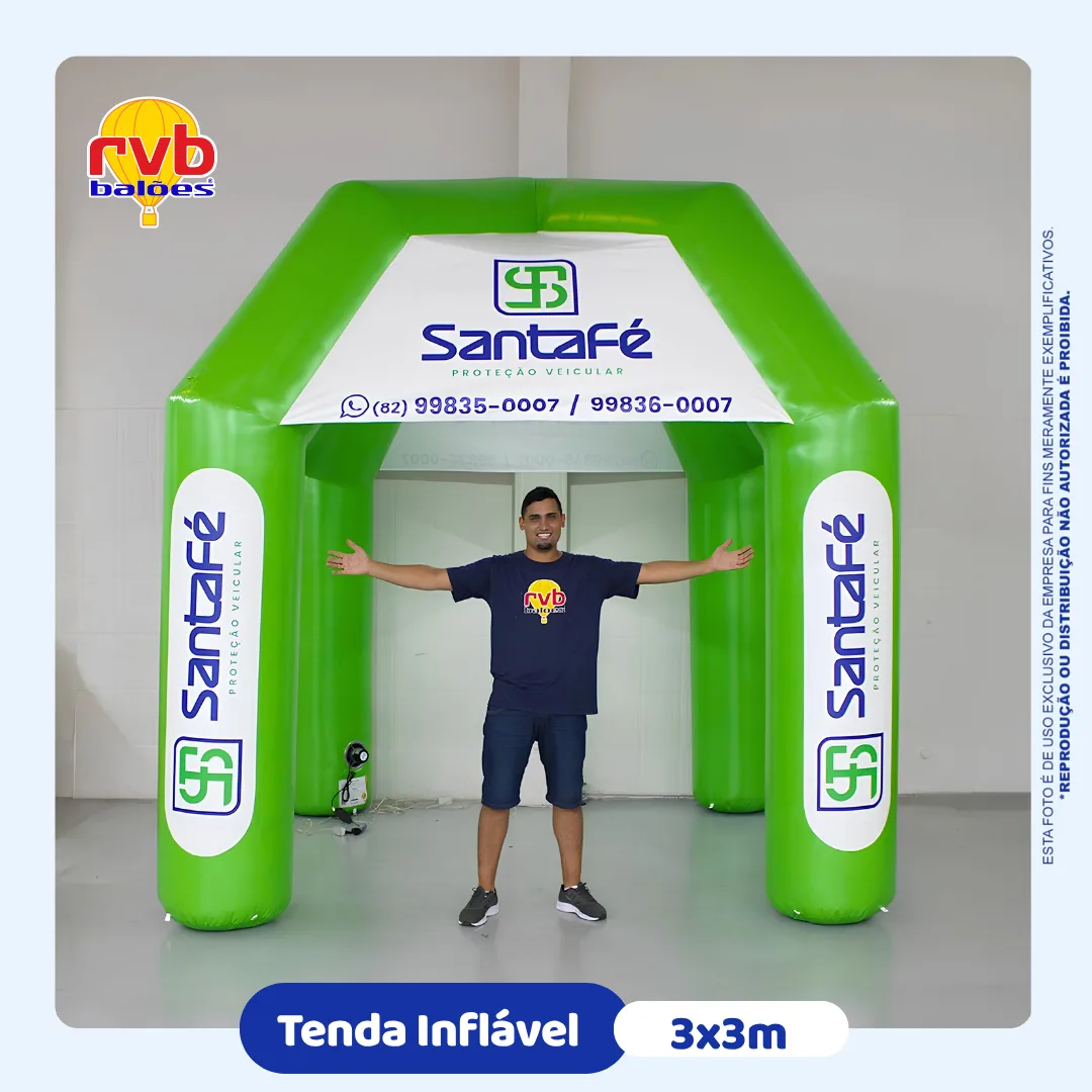 Tenda inflável personalizada da Santa Fé Proteção Veicular utilizada em eventos e ações promocionais para ampliar a presença da marca e receber clientes.