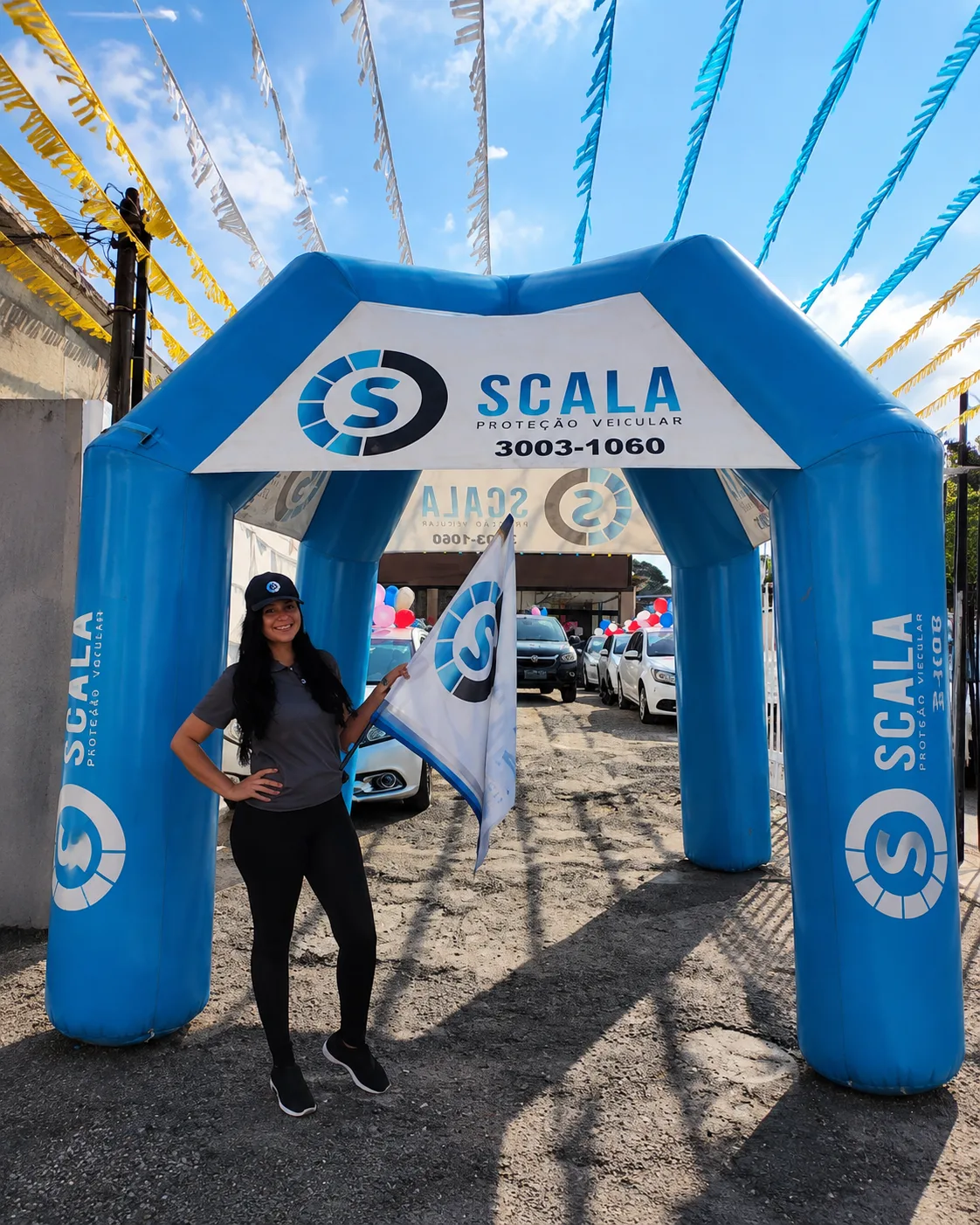 Tenda inflável personalizada da Scala Proteção Veicular instalada em ação promocional, proporcionando atendimento, divulgação e maior destaque para a marca.