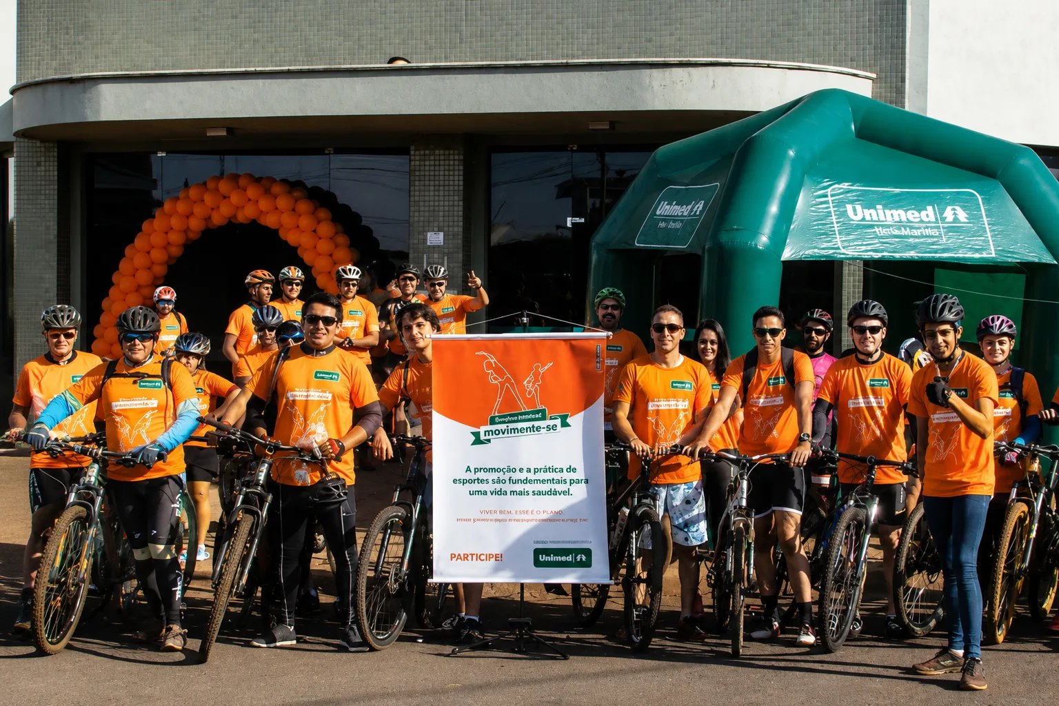 Tenda inflável personalizada da Unimed utilizada em evento esportivo para atendimento e divulgação da marca.