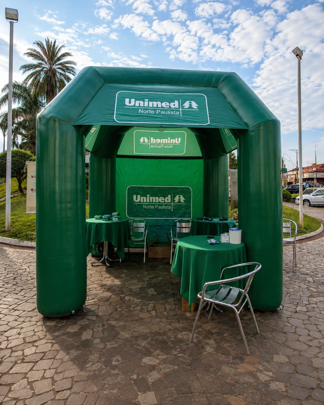 Tenda inflável personalizada da Unimed Norte Paulista utilizada em evento institucional.
