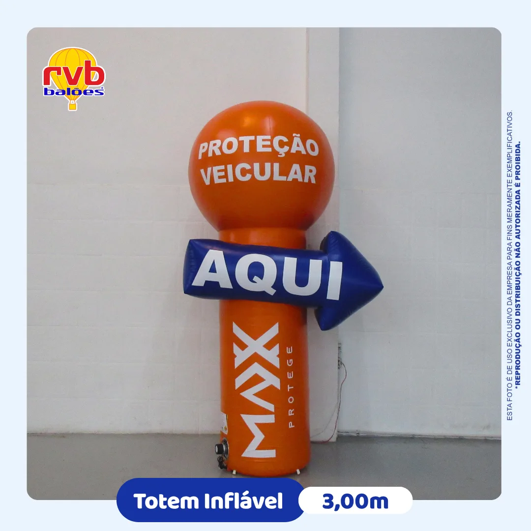 Totem inflável personalizado da MAXX Proteção Veicular com seta de sinalização para destacar o ponto de atendimento e orientar clientes.