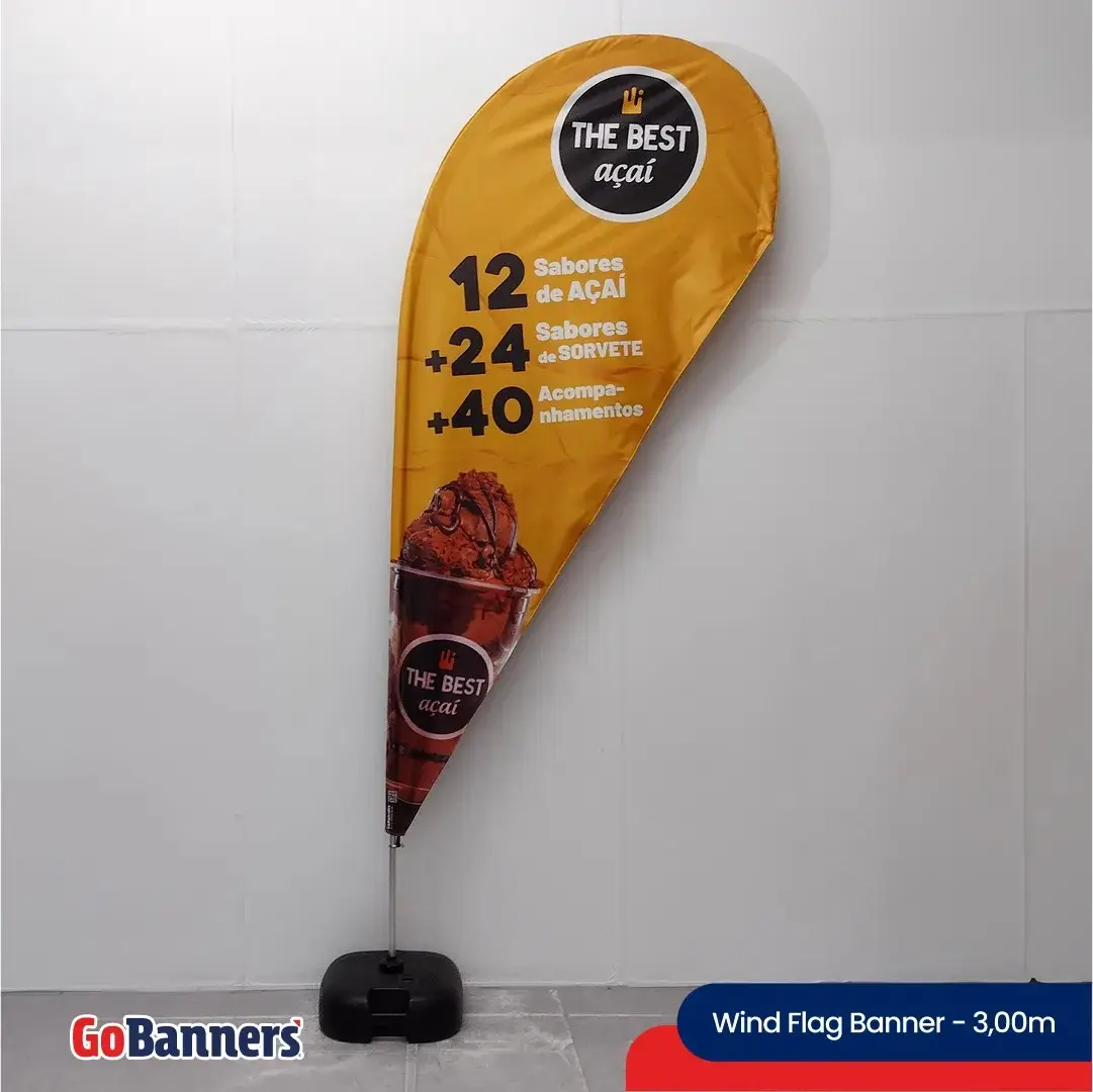 Wind banner personalizado para açaiteria utilizado para destacar o ponto de venda.