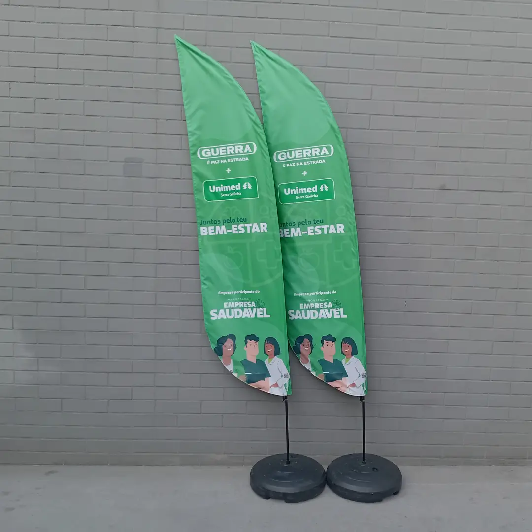 Wind banner personalizado produzido pela GoBanners para a Unimed Serra Gaúcha, utilizado em campanhas de saúde, eventos e ações promocionais.