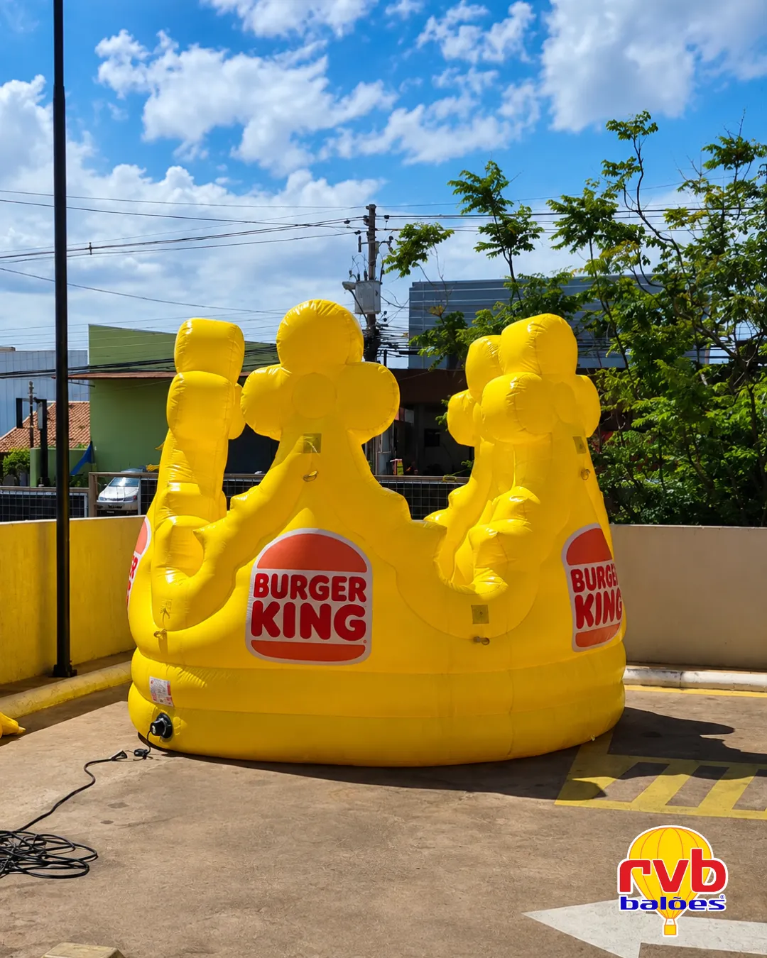Coroa inflável Burger King fast food fachada